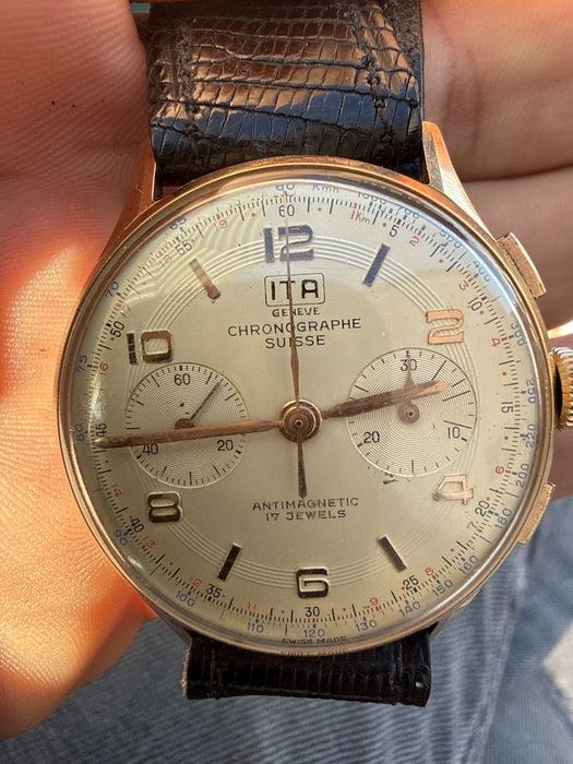 Relogio cronógrafo em ouro 18 quilates  O relógio na imagem é um ITA Chronographe Suisse vintage de corda manual (por volta dos anos 1940–1950).