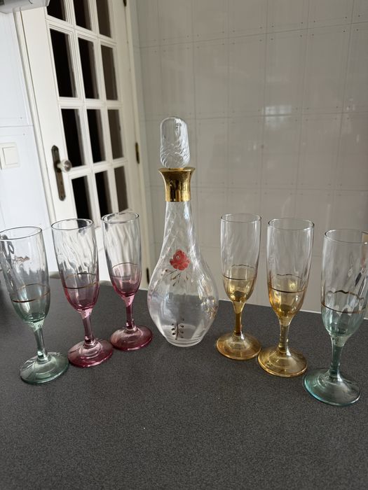 Garrafa de licor e respectivos copos