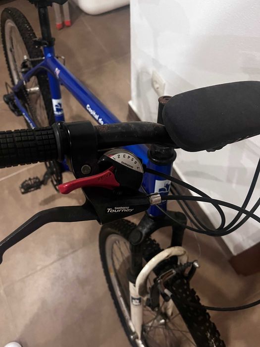 Vendo bicicleta com marcas de uso