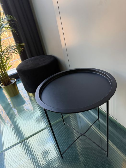 Czarny okrągły metalowy stolik