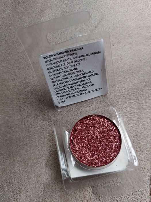 Cień do powiek perłowy wiśniowa pralinka gift