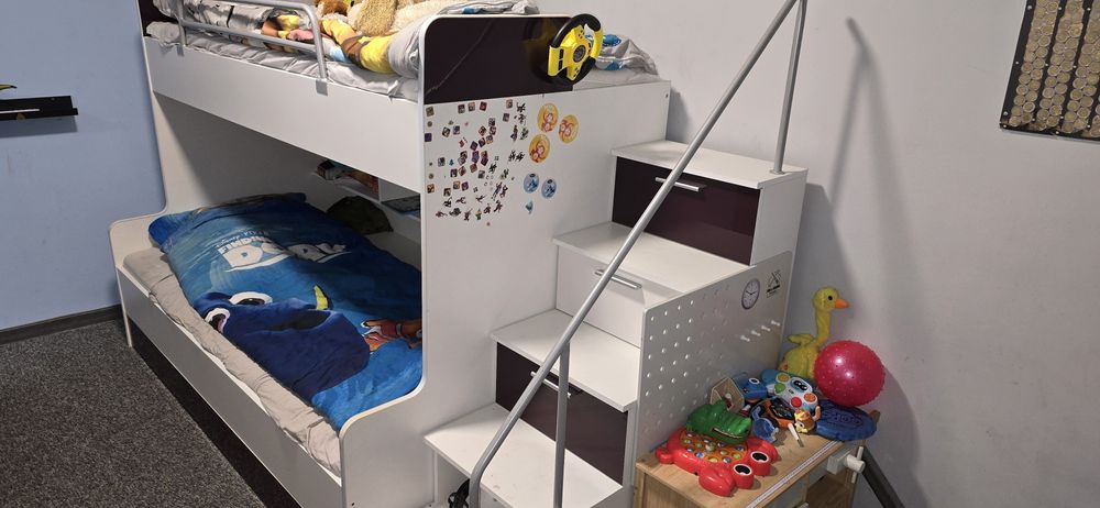 Łóżko piętrowe ze schodami