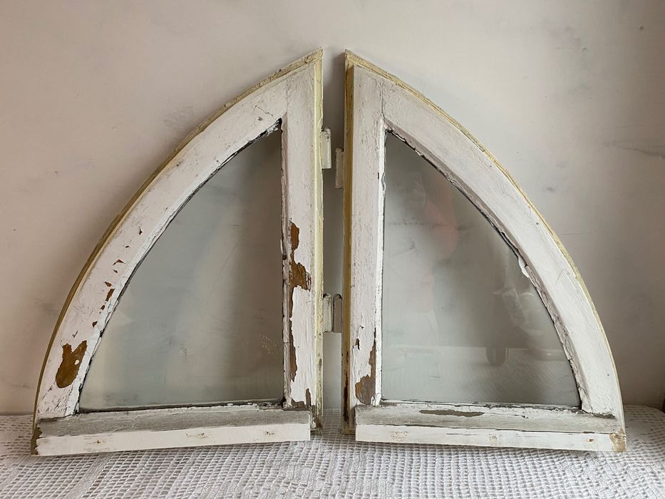 Stare drewniane skrzydła okienne łukowe