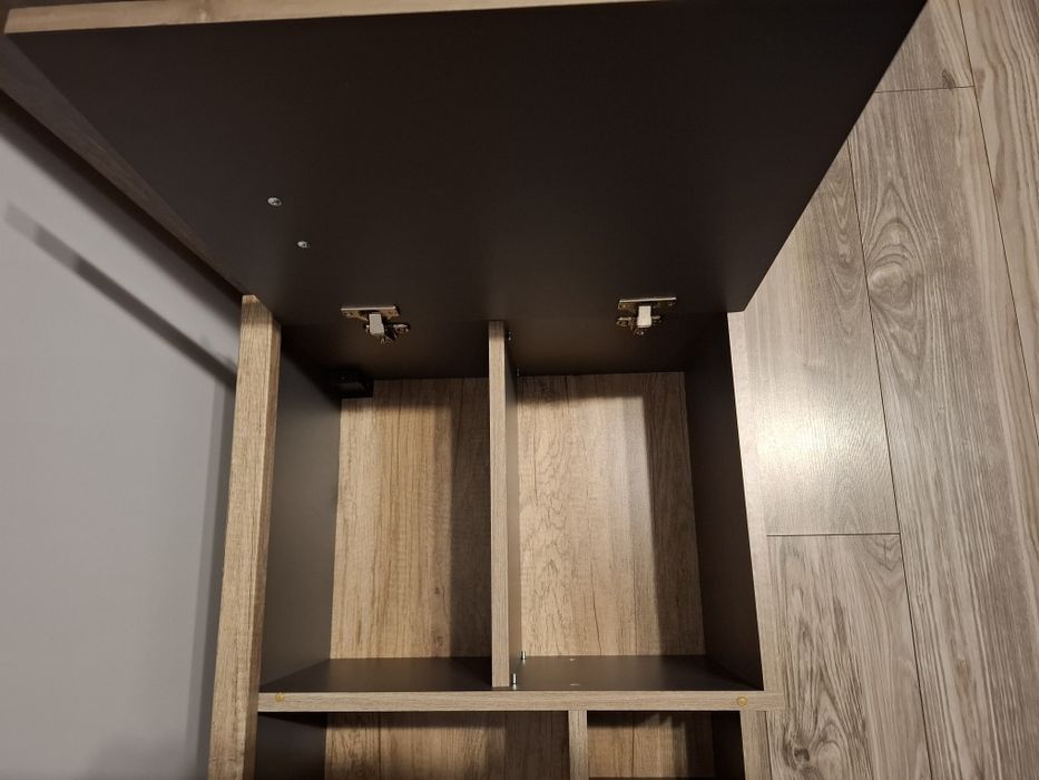 Szafka wisząca na ścianie