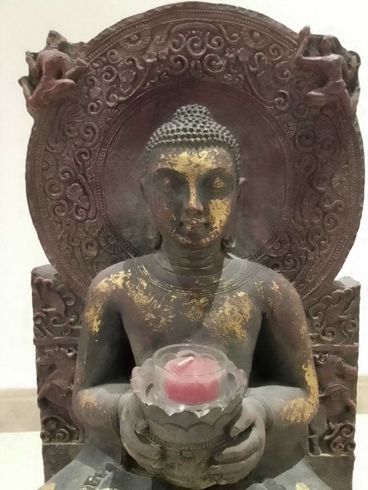 Estátua Detalhada de Buda com Vela em Resina Acrílica