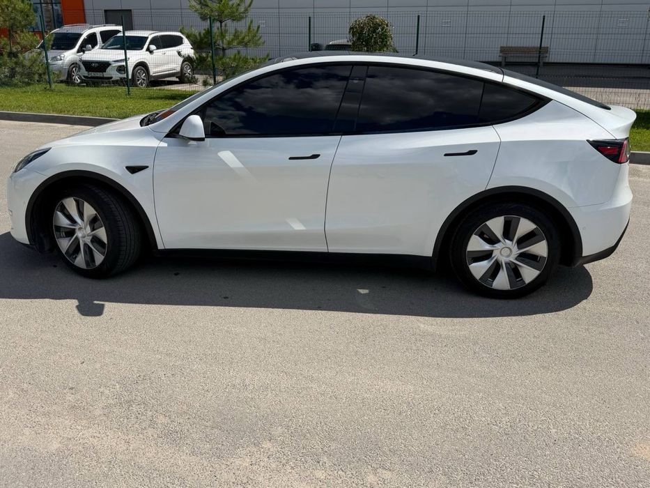 Tesla model Y 2021 года