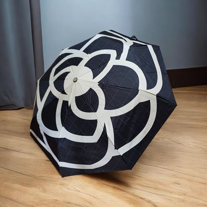 Pìekny parasol Chanel- nowy
