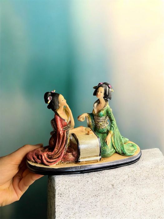 Статуетка у східному стилі – композиція з двох жінок