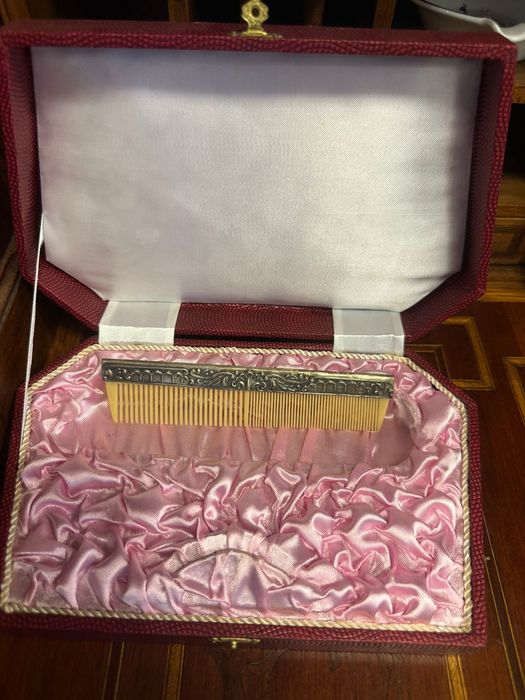 Pente antigo com caixa