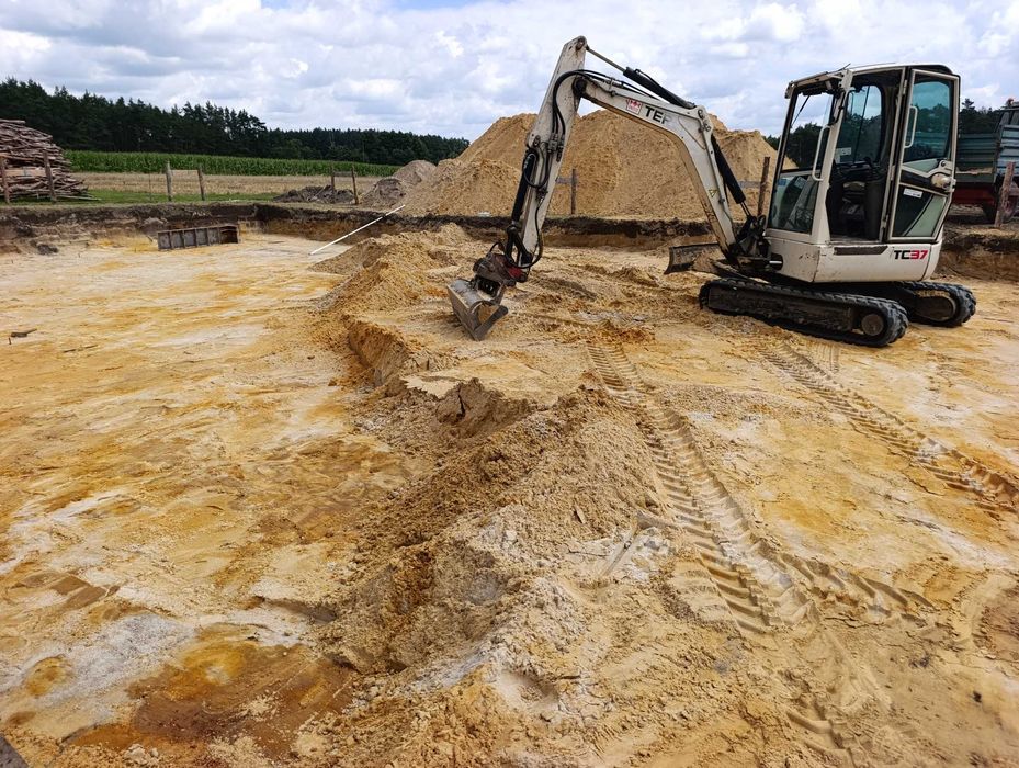 Wyrywanie korzeni, wywóz gruzu i ziemi, niwelacja terenu