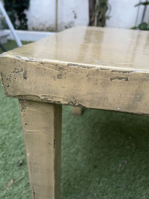 Mesa de centro dourada