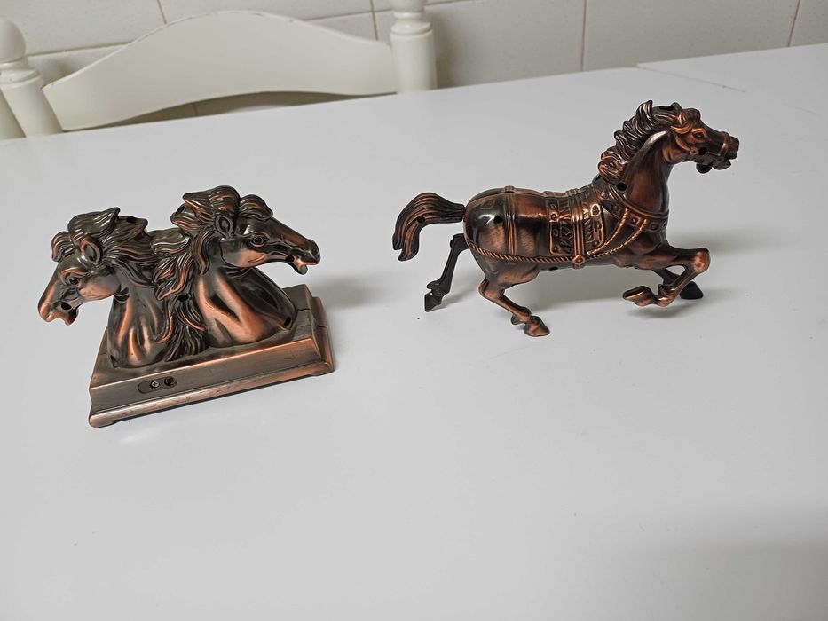 Isqueiros em forma de cavalo em metal 2 unidades