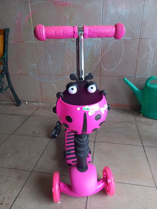 Hulajnoga czterokołowa ze świecącymi kółkami