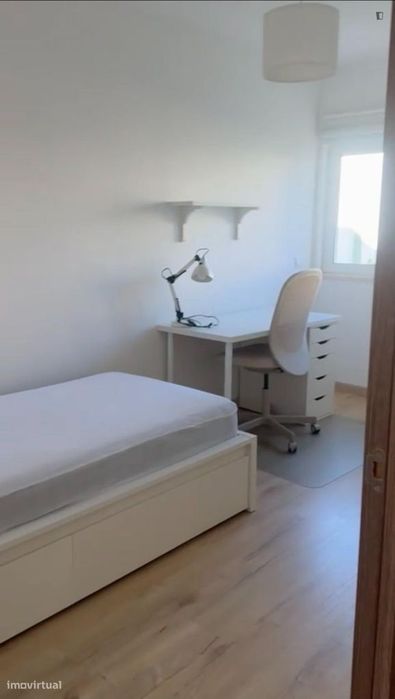Quarto - localizado em Oeiras Lisbon