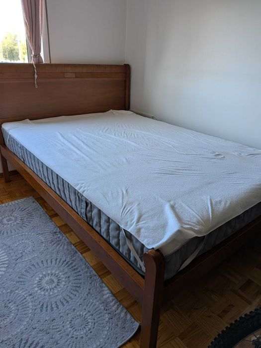 Cama de madeira com colchão - em muito bom estado 140x195 cm