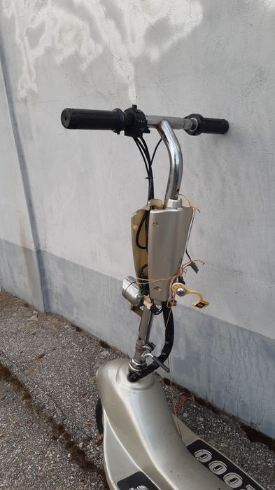 Hulajnoga elektryczna uszkodzona.