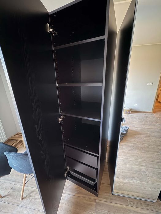 Czarna szafa ikea pax z lustrem