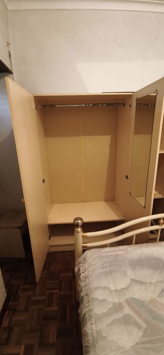 Cama, mesas de cabeceira e armário