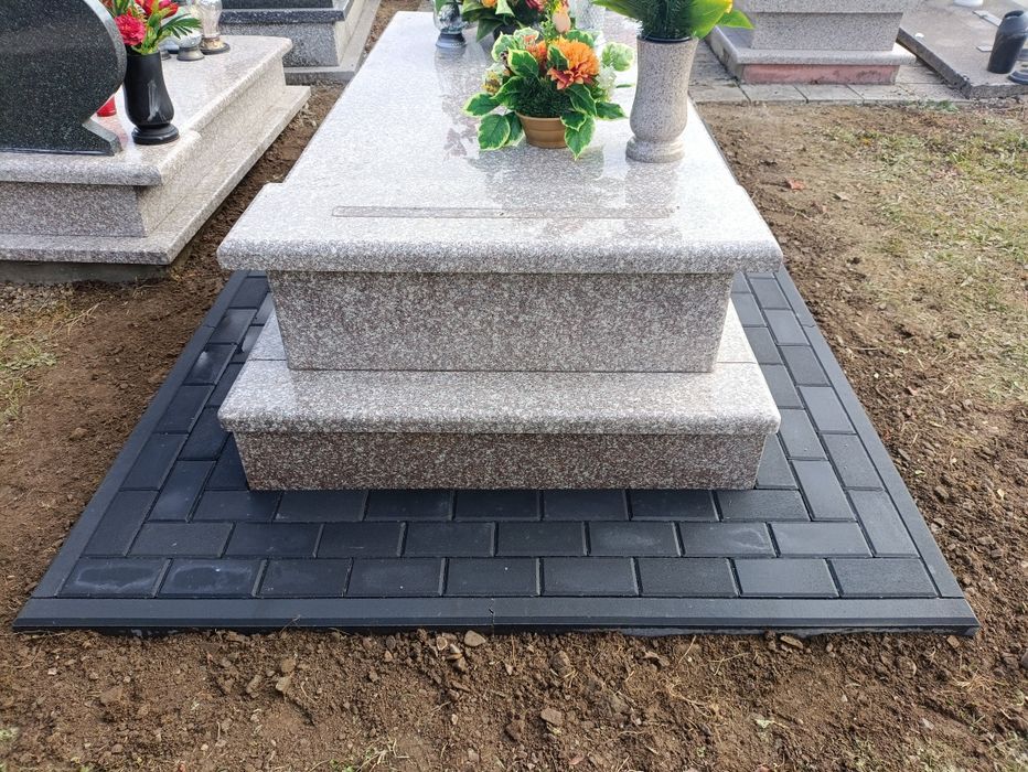 Kostka brukowa wokół nagrobka