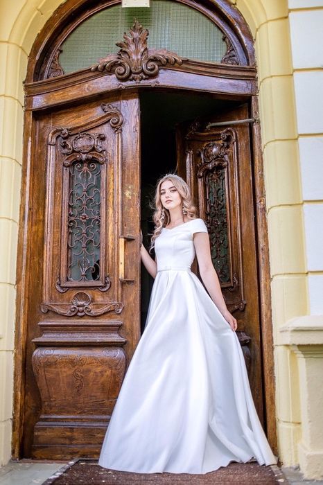 Весільне атласне плаття з кишенями