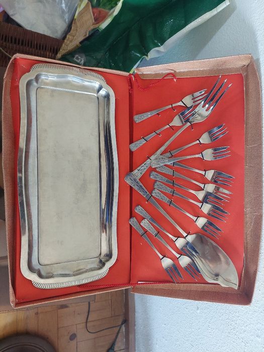 Conjunto talheres e bandeja para bolos.