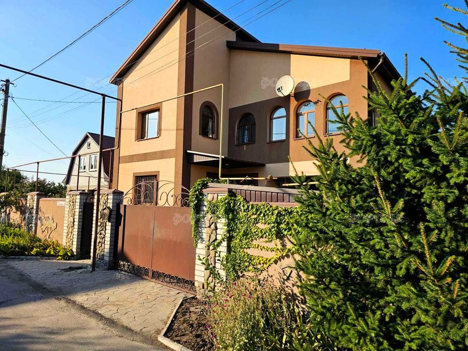 Продаж будинку з банькою, пропозиція для великої родини