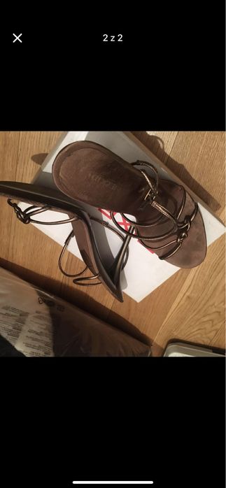 Zlote sandalki na obcasie ( distepne tez w kolorze czarnym)