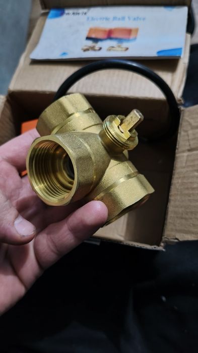 zawór kulowy trójdrogowy z siłownikiem