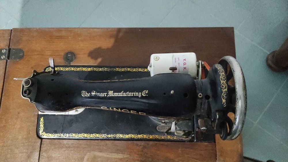 Máquina de costura Singer antiga com móvel e motor