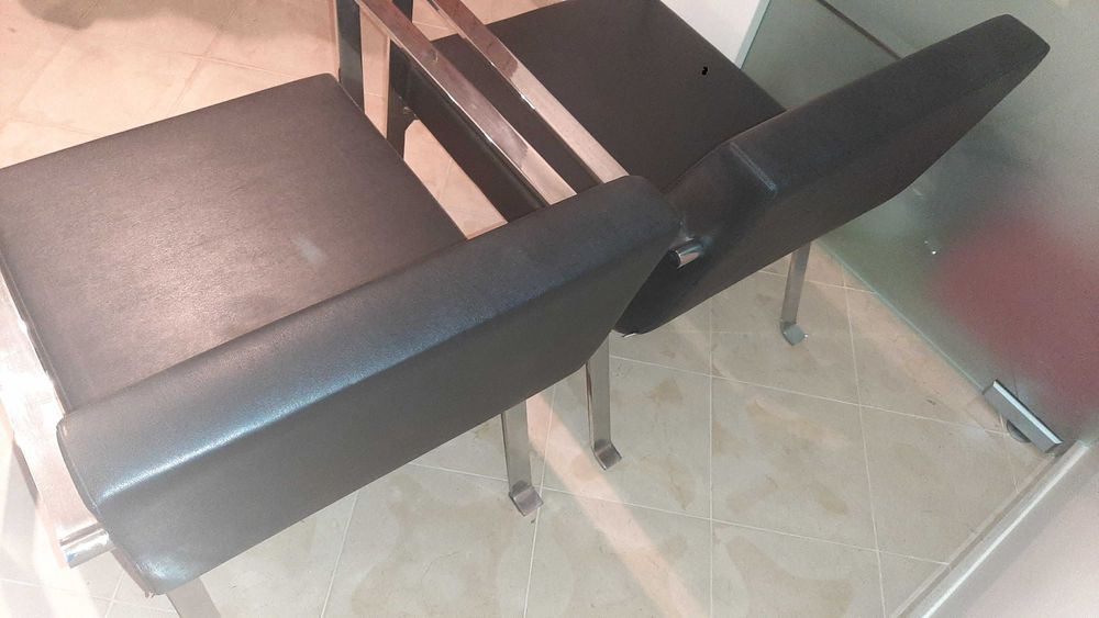 Par de cadeiras B&T Plus – design moderno – excelente estado.