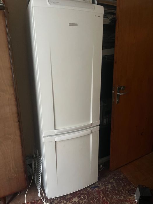 Продам холодильник Electrolux ENB 34000 W8