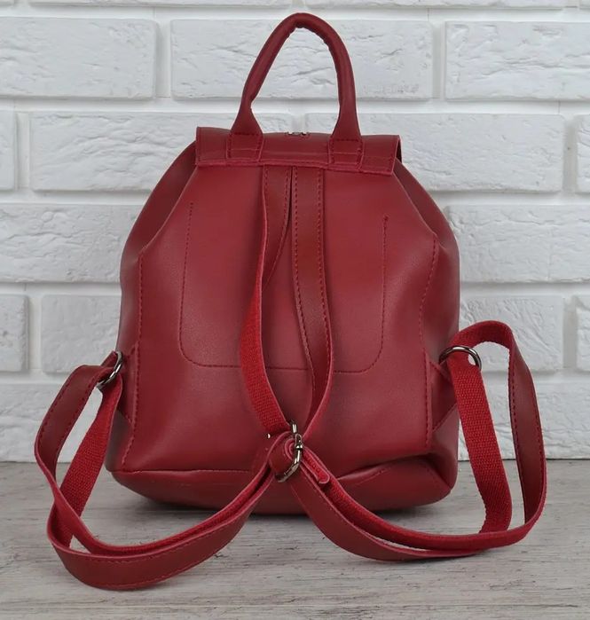Рюкзак жіночий класичний prague червоний із брелоком