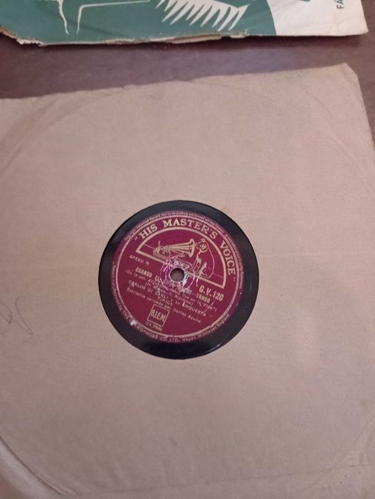 Vários discos de vinil antigos