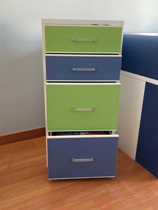 Cama dupla juvenil com arrumação e Cómoda Vertical