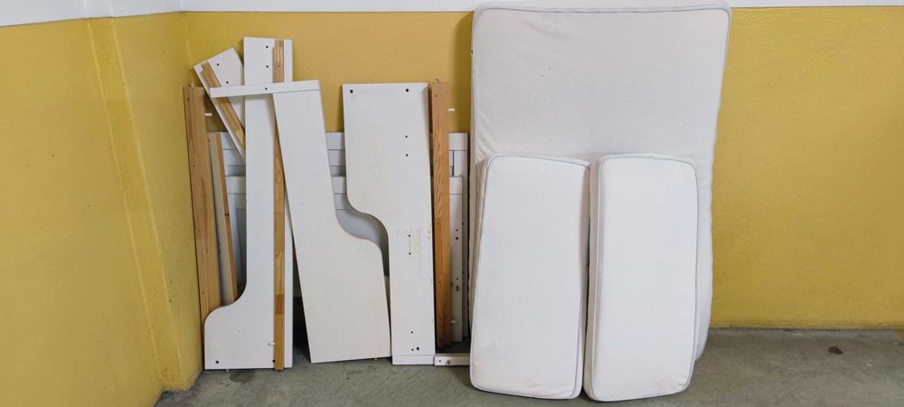 Cama de criança extensivel, modelo de Ikea c/ colchões