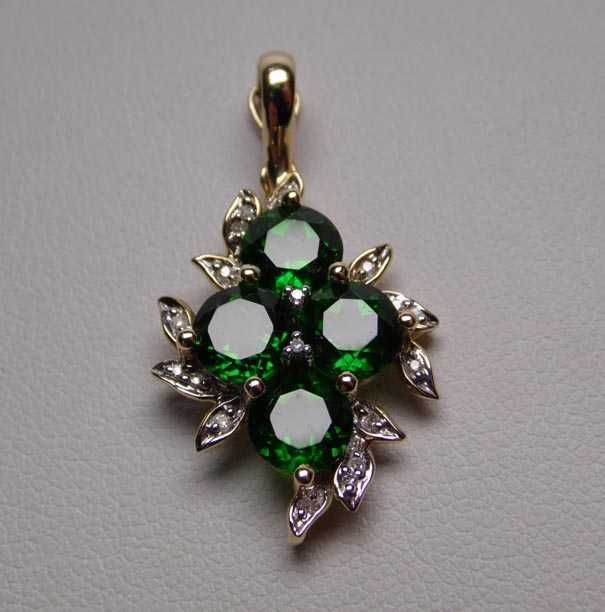 Złota zawieszka zielone diopsydy chromowe i diamenty.