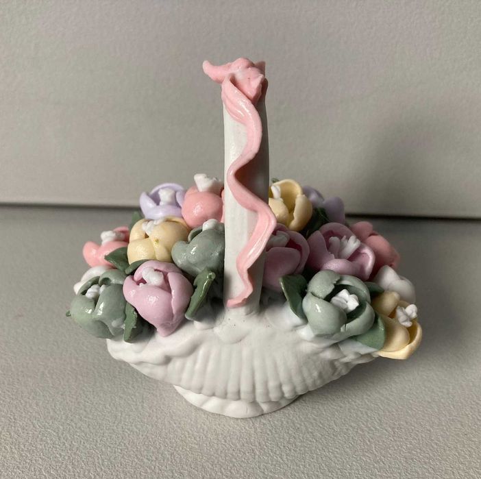 Figurinha de Cerâmica Decorativa - Cesta de Flores
