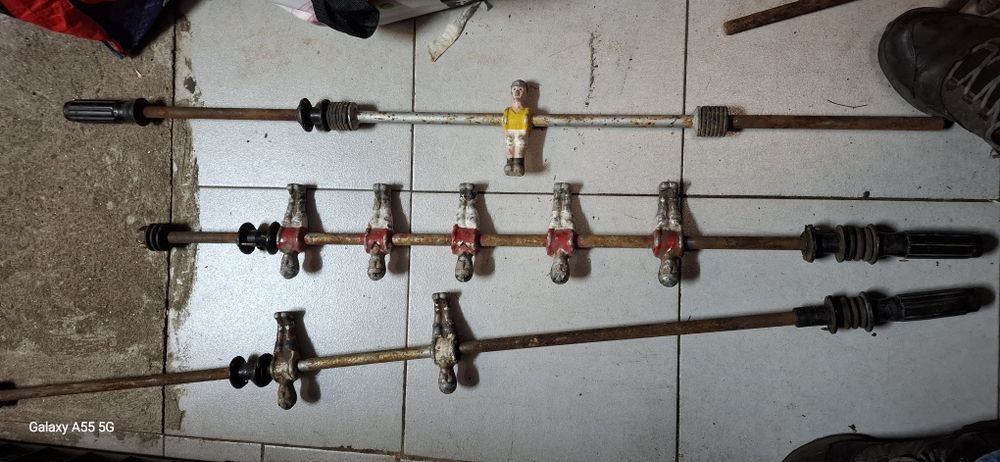 Vários varões com matraquilhos