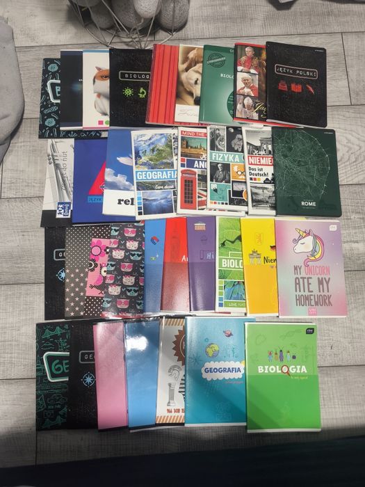 Zestaw różnych zeszytów