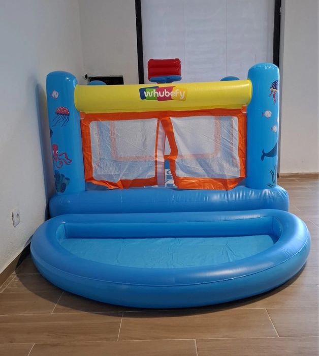 Mini trampolim com poscina de bolas