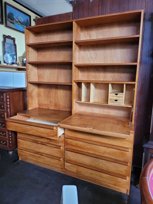 Estante em madeira maciça com escrivaninha - Muito bom estado geral