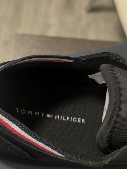 Tommy Hilfiger..