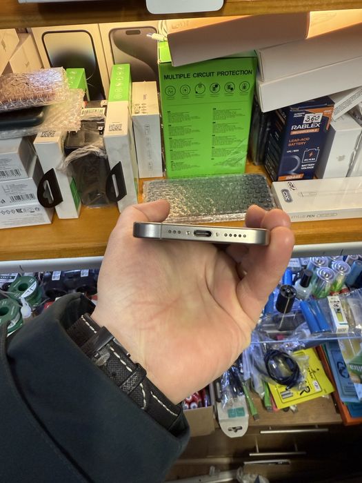 Продам Iphone 15 Pro 256 GB Natural Titan 90%