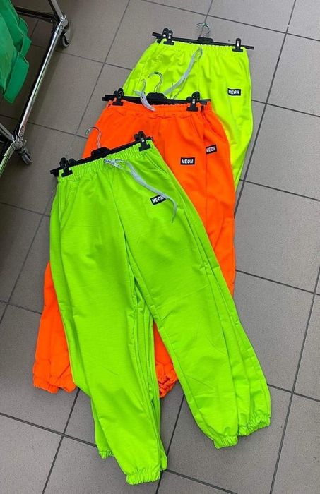 Neonowe dresy damskie