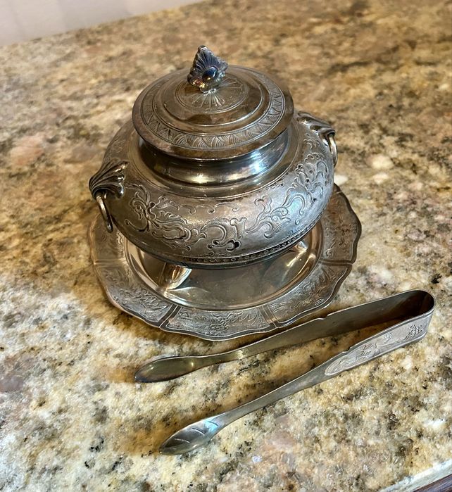 Stara platerowana cukiernica z podstawkiem i szczypcami do cukru