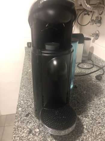 Maquina de cafe NESPRESSO VERTUO nova