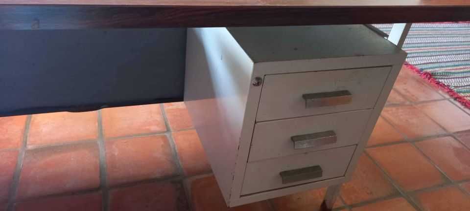 Secretária em metal forrada a pele à frente e dos lados