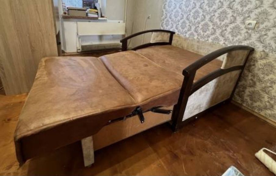 Ліжко, диван, тахта.