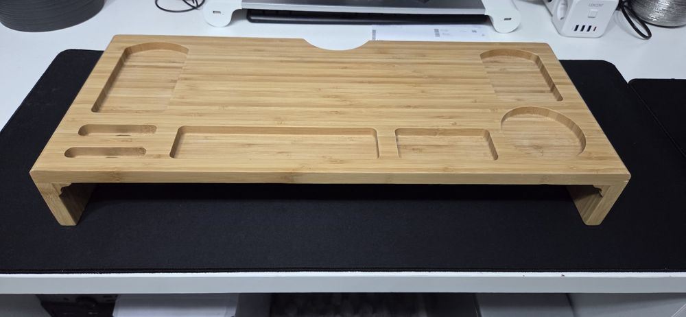 Podstawka pod monitor i przybory