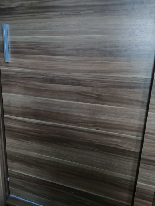 Duża szafa rozsuwana z lustrem